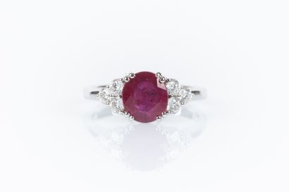 Bague en or blanc sertie d'un rubis ovale...