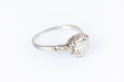 Bague solitaire en platine sertie d'un diamant...