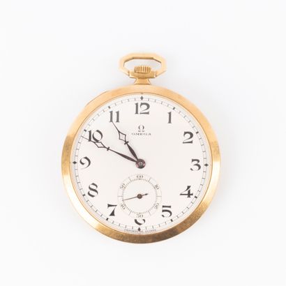 OMEGA. Montre de poche en or à décor guilloché...