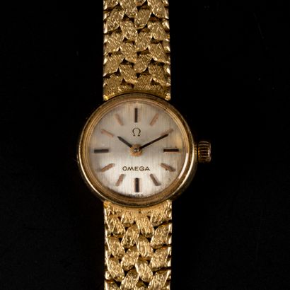 OMEGA. Montre de dame en or, bracelet de...