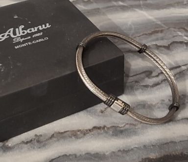 ALBANU. Bracelet en acier. Diam. 7 cm. B...
