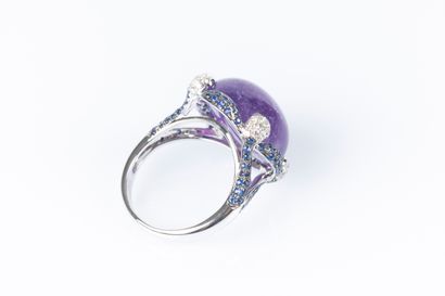 Bague en or gris sertie d'une améthystes...