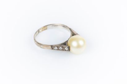 Bague en or et argent sertie d'une perle...
