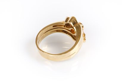 Bague fleurs double anneau en or centrée...