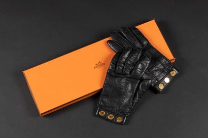 HERMES. Paire de gants en cuir d'agneau noir,...