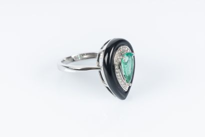 Bague poire en or blanc sertie d'une émeraude...