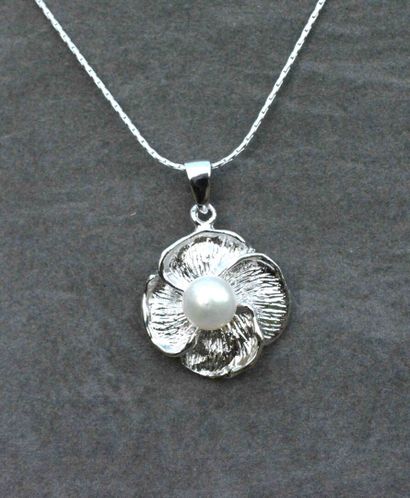 Pendentif fleurs orné en son centre d'une...