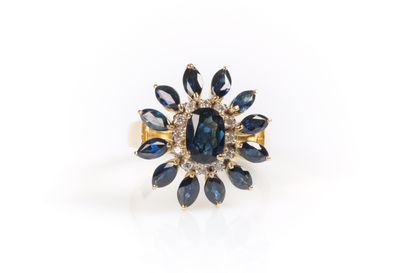 Bague en or sertie d'un saphir ovale dans...