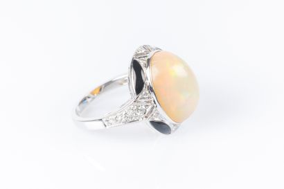 Bague style Art déco en or gris sertie d'une...