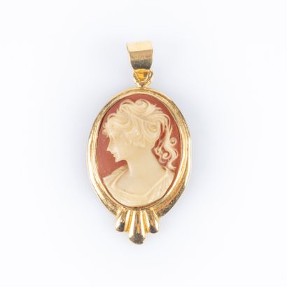 Pendentif en or serti d'un camée coquille...