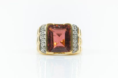 Importante bague en or jaune, anneau godronné,...