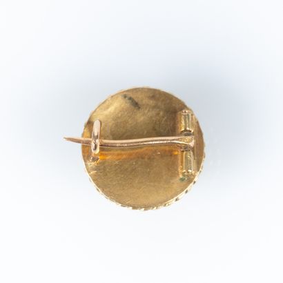 Petit broche ronde à motif tressé. Années...