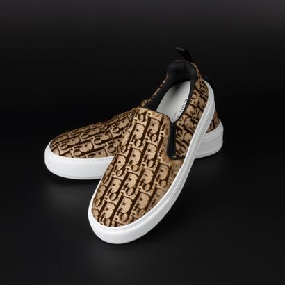 DIOR. Sneaker à fond beige, rehaussé du motif...