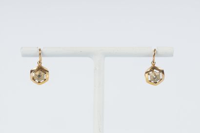 Paire de boucles d'oreilles dormeuses serties...