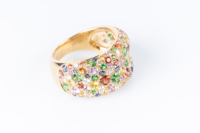 Bague en or pavé de diamants de saphirs multicolores....