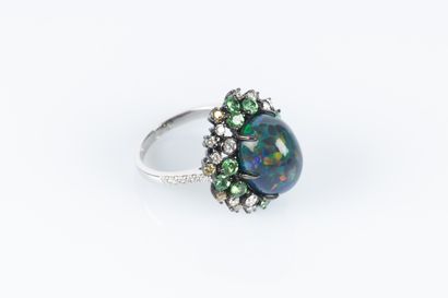 Bague en or de deux tons sertie d'une opale...