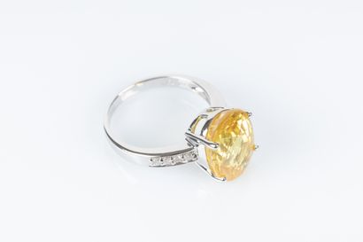 Bague en or blanc sertie d'un saphir jaune...