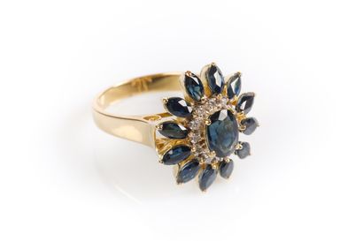 Bague en or sertie d'un saphir ovale dans...