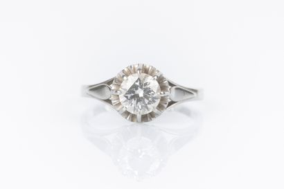 Bague solitaire en or gris et platine sertie...