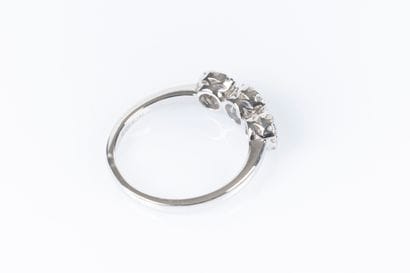 Bague en or gris sertie de 3 saphirs ronds...