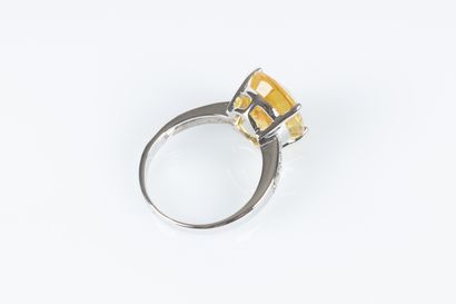 Bague en or blanc sertie d'un saphir jaune...