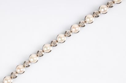 Bracelet ligne en or gris serti de 13 perles...