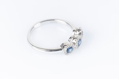Bague en or gris sertie de 3 saphirs ronds...