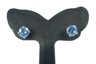 Paire de clous d'oreilles en or gris serties...