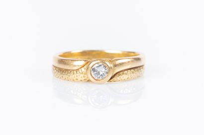 Bague croisée en or sertie d'un diamant taille...