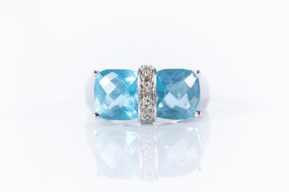 Bague en or gris (9 k) sertie de deux topazes...