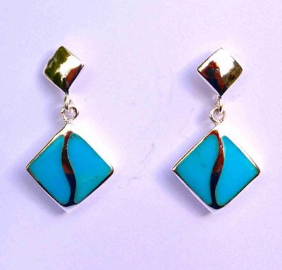 Paire de boucles d'oreilles en argent massif...