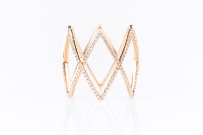 Bague en or rose formant une ligne de losanges,...