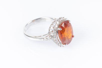Bague en or gris sertie d'un grenat spessartite...