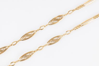 Collier en or à motifs filigranés et géométriques....