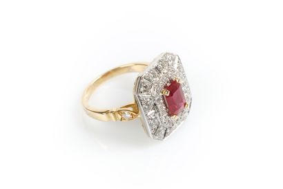 Bague en or de deux tons sertie d'un rubis...