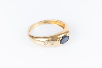 Bague jonc en or sertie d'un saphir ovale...