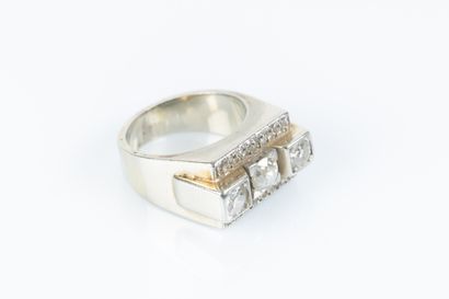 Bague tank en or gris et platine sertie de...