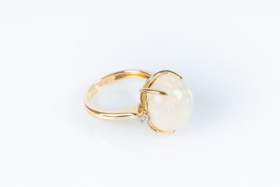 Bague en or sertie d'une opale ovale cabochon...