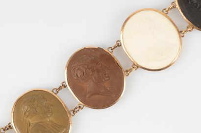 Bracelet en or rose (14 K) orné de 9 camées...