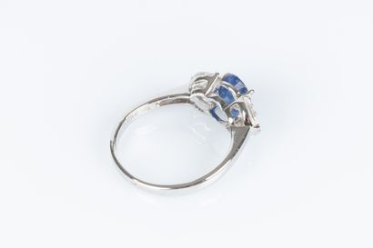 Bague en or blanc sertie d'un saphir ovale...