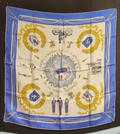 Ensemble de foulards:

- BIANCHINI. Carré...