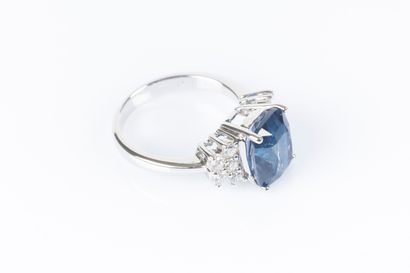 Bague en or gris sertie d'une saphir coussin...