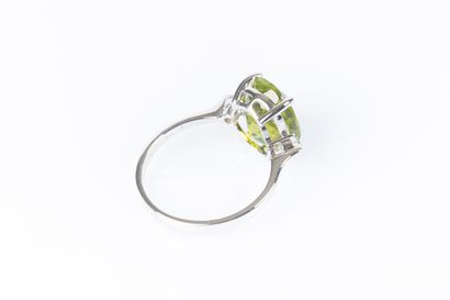 Bague en or gris sertie d'un péridot ovale...