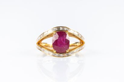 Bague en or jaune double anneau serti de...