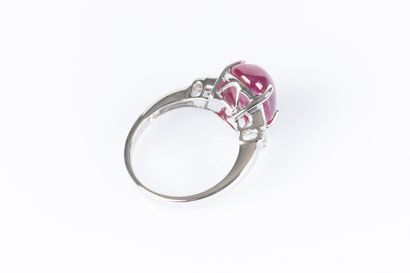 Bague en or gris sertie d'un rubis cabochon...