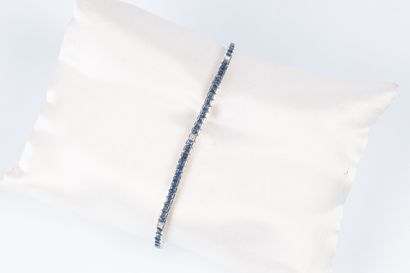 Bracelet ligne en or gris serti de saphirs...