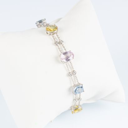 Bracelet en or blanc serti de 7 saphirs ovales...