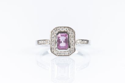 Bague en or blanc centrée d'un saphir rose...