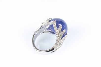 Bague en or blanc griffes stylisées serties...
