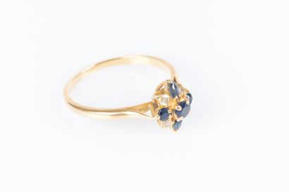 Bague étoile en or sertie de petits saphirs...